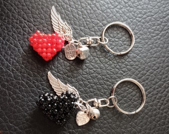 Bijou de sac ou porte-clés Coeur en perles tissées, Charm aile argentée, idée cadeau femme saint valentin