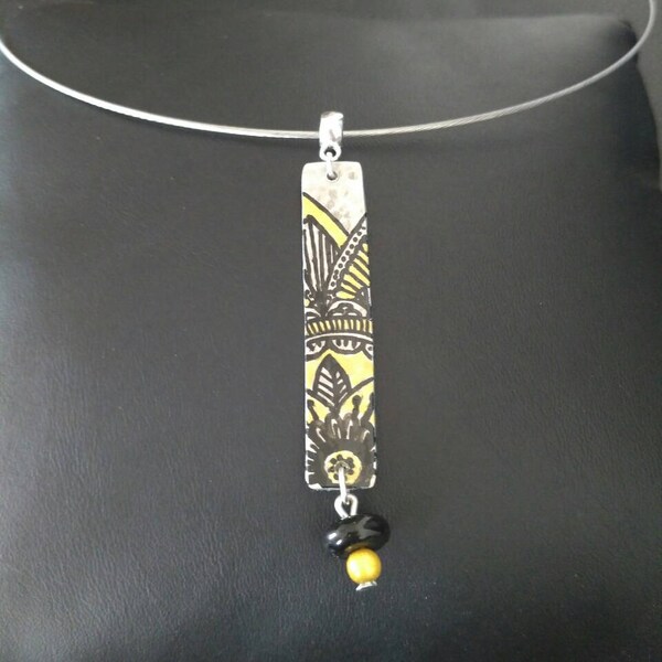 Collier ras de cou pendentif Mandala, motif noir et doré peint à la main, monté sur câble acier - idée cadeau bijoux femme fête des mères