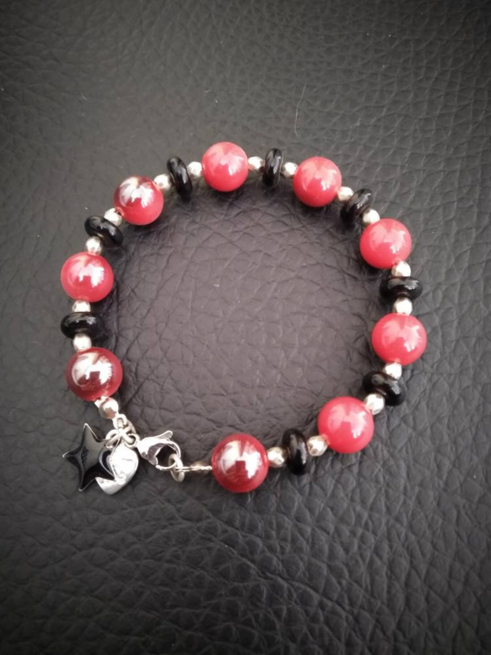 Bracelet Perles Rouges nacrées, noires et perles métal argenté avec ...