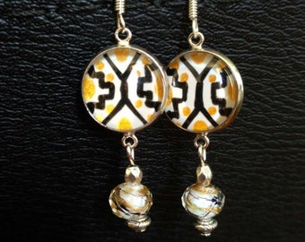 Boucles d'oreilles Cabochon Ethnique Blanc Noir et Doré, motif peint à la main - idée cadeau bijou femme