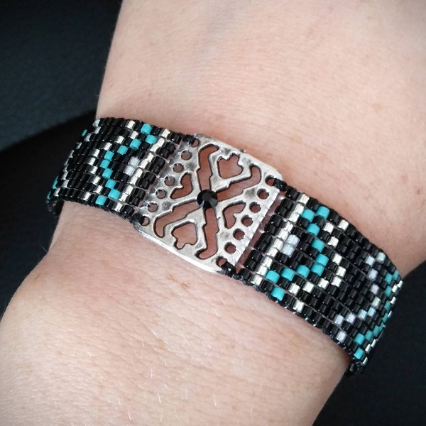 Bracelet manchette Ethnique perles tissées, motif central métal ajouré, noir turquoise blanc nacré argent - idée cadeau bijoux femme