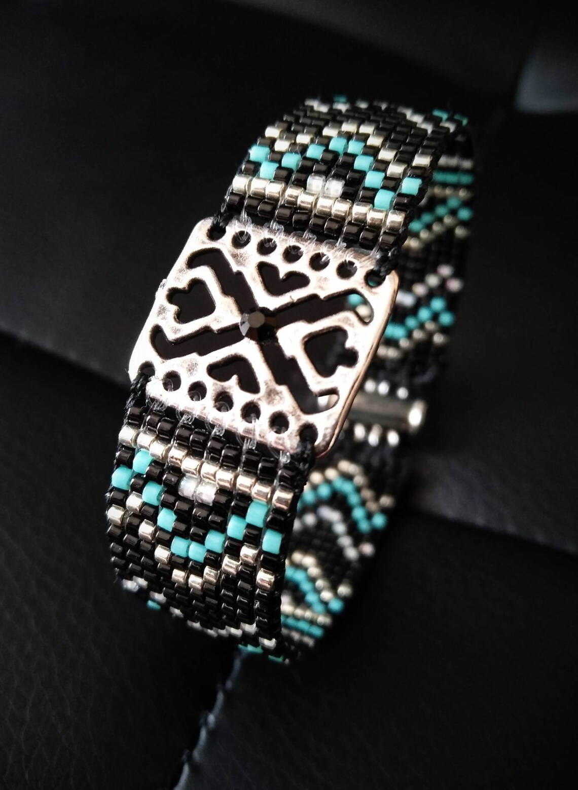 Bracelet Manchette Coton Noir – Perles Rouges, Bleues, Vertes – Ethnique