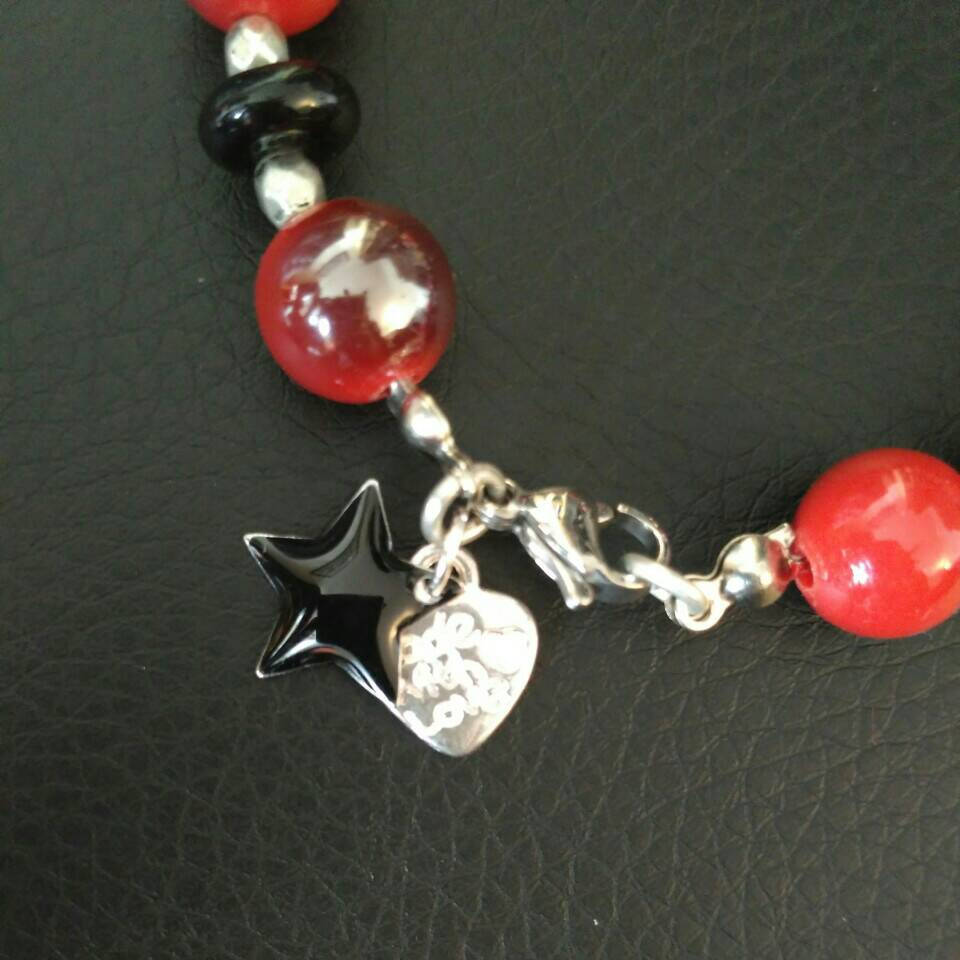 Bracelet Perles Rouges nacrées, noires et perles métal argenté avec ...