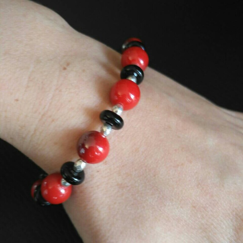 Bracelet Perles Rouges nacrées, noires et perles métal argenté avec ...