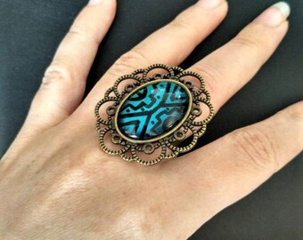 Bague Cabochon Ethnique Bleu paon et Noir, motif peint à la main, support en laiton taille réglable - idée cadeau bijou femme noel