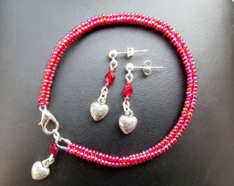 Parure Bracelet et boucles d'oreilles perles tissées Rouge irisé et Coeur argenté, idée cadeau bijoux femme saint Valentin anniversaire Noël