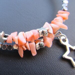 Bracelet Ancien En Corail Rose Peau D'ange Et Plaqué Or - Pièce Unique De Créateur - Occasion