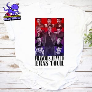 Puede incluir: Camiseta blanca con un collage de imágenes de Francois Arnaud, con el texto "FRANCOIS ARNAUD ERAS TOUR" en negro. La camiseta también tiene un logotipo de un pulpo morado con las palabras "DARKNIGHTDESIGN CLOTHING".