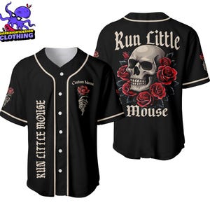 Op de afbeelding: Zwart baseballshirt met een schedel- en rozenontwerp. De tekst "Run Little Mouse" staat op de achterkant van het shirt.
