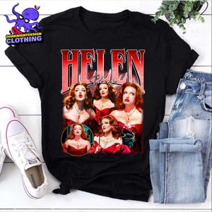 Könnte beinhalten: Schwarzes T-Shirt mit einem Retro-Grafik einer Frau in einem roten Kleid, mit dem Namen "HELEN Sharp" in rotem Text. Das Shirt wird mit blauen Jeans und weißen Turnschuhen kombiniert. Das Shirt hat das Logo "DARKKNIGHTDESIGN CLOTHING" in der oberen linken Ecke.
