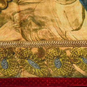 Könnte beinhalten: Nahaufnahme eines Stoffes mit goldener Borte und einem floralen Muster. Der Stoff hat einen roten Samt-Rand mit einem gepunkteten Muster.