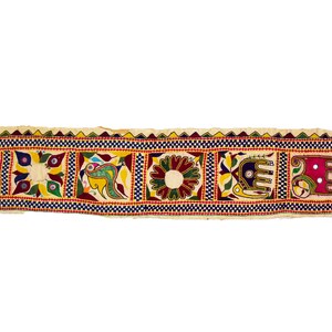 Könnte beinhalten: Ein langer, schmaler, cremefarbener Stoffstreifen mit bunten Stickereien. Die Designs beinhalten Vögel, Blumen und geometrische Muster in Rot-, Blau-, Grün-, Gelb- und Orangetönen.
