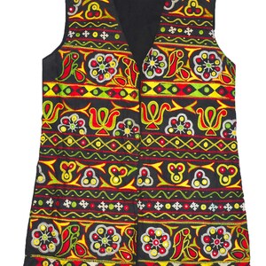 Könnte beinhalten: Eine schwarze, ärmellose Weste mit bunter Stickerei. Die Stickerei zeigt geometrische Muster, Blumen und andere Designs in Rot, Gelb, Grün und Weiß.