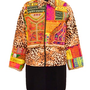 Könnte beinhalten: Eine bunte Patchworkjacke mit Leopardenmuster. Die Jacke hat einen Reißverschluss und ist mit Stickereien und Perlen verziert.