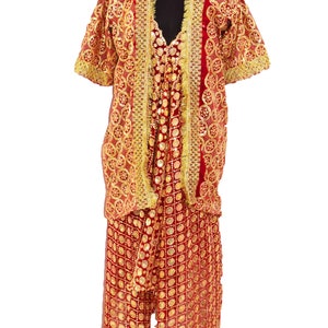 Könnte beinhalten: Ein rotes und golden besticktes Kleid mit langem Rock und einer kurzärmeligen Jacke. Das Kleid ist mit goldenen Pailletten und komplizierten Mustern verziert.