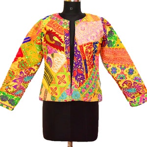 Könnte beinhalten: Eine bunte Patchworkjacke mit verschiedenen floralen und Paisley-Mustern in Gelb-, Rot-, Rosa-, Lila- und Grüntönen.