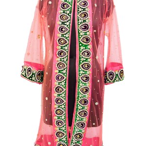 Könnte beinhalten: Eine transparente, offene, rosa Jacke mit aufwendigen Verzierungen. Die Jacke hat einen dekorativen Rand mit grünen, lila und goldenen Akzenten. Die Ärmel sind dreiviertellang und die Jacke wird auf einer Schaufensterpuppe präsentiert.