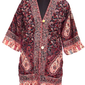 Könnte beinhalten: Ein langer, rot-schwarzer Kimono mit Paisley-Muster, V-Ausschnitt und Knopfleiste. Der Kimono hat einen Blumendruck und ist aus einem weichen, bequemen Stoff gefertigt.