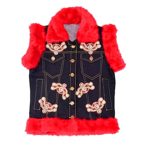 Könnte beinhalten: Eine ärmellose Jeansweste mit rotem Kunstfellkragen und Besatz. Die Weste hat einen Knopfverschluss und ist mit goldenen und roten Verzierungen verziert.