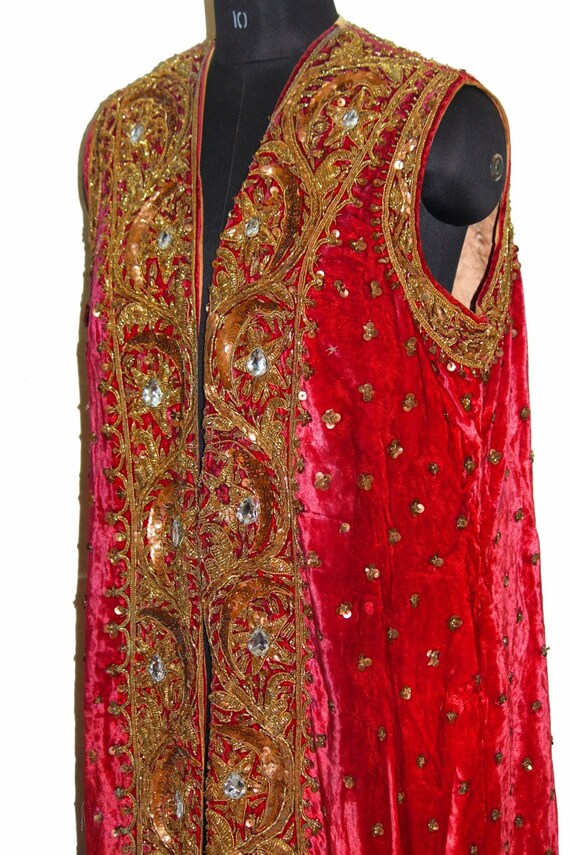 Riche Antique Antique Riche Vintage Pakistan Rajasthani Afghani très très vieux 100 % véritable or polonais EmbroideredWork rouge des années 1950 Prince indien veste en velours 745e6a Riche Antique Antique Riche Vintage Pakistan Rajasthani Afghani très très vieux 100 % véritable or polonais EmbroideredWork rouge des années 1950 Prince indien veste en velours 745e6a