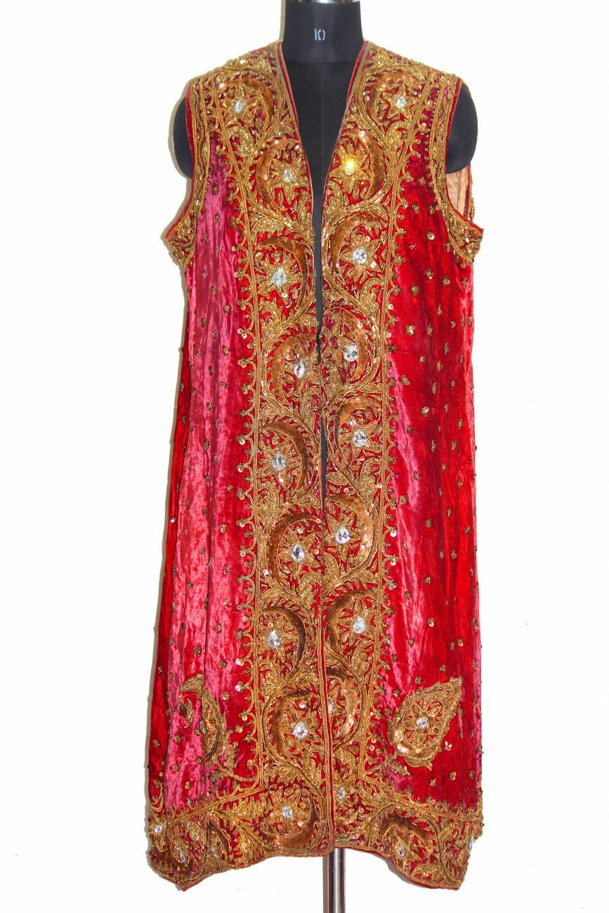 Riche Antique Vintage Pakistan Rajasthani Afghani très très vieux 100 % véritable or polonais EmbroideredWork rouge des années 1950 Prince indien veste en velours Riche Antique Antique Riche Vintage Pakistan Rajasthani Afghani très très vieux 100 % véritable or polonais EmbroideredWork rouge des années 1950 Prince indien veste en velours 745e6a