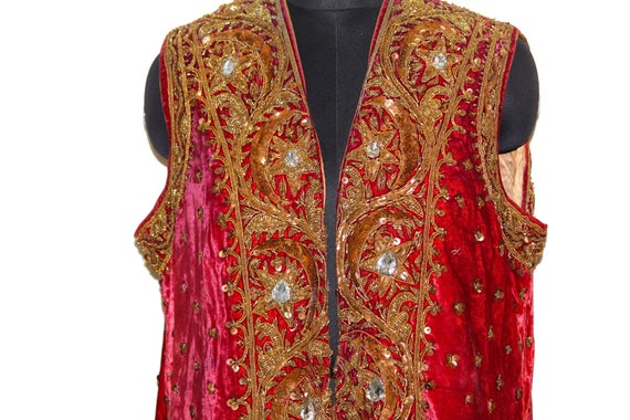 Riche Antique Antique Riche Vintage Pakistan Rajasthani Afghani très très vieux 100 % véritable or polonais EmbroideredWork rouge des années 1950 Prince indien veste en velours 745e6a Riche Antique Antique Riche Vintage Pakistan Rajasthani Afghani très très vieux 100 % véritable or polonais EmbroideredWork rouge des années 1950 Prince indien veste en velours 745e6a