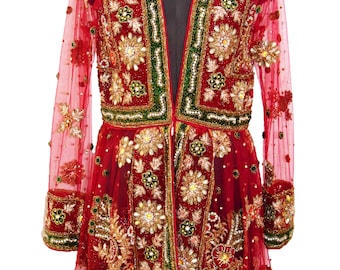 Könnte beinhalten: Eine rote, durchsichtige Jacke mit goldenen und grünen Stickereien und Verzierungen. Die Jacke hat einen V-Ausschnitt und lange Ärmel.