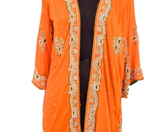 Könnte beinhalten: Orangefarbene, durchsichtige Jacke mit langen Ärmeln und aufwendigen Perlen- und Stickereien. Die Jacke hat einen V-Ausschnitt und eine fließende Silhouette.
