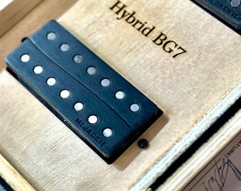 Guitarra híbrida de 7 cuerdas con pastillas humbucker y bajo