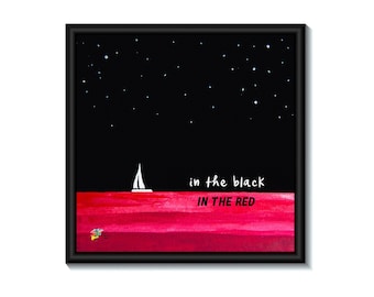 Puede incluir: Un cuadro cuadrado enmarcado que muestra un cielo nocturno negro con estrellas blancas sobre un mar rojo vibrante. Un pequeño velero blanco flota en el horizonte. El texto "in the black" aparece en blanco y "IN THE RED" en negro.