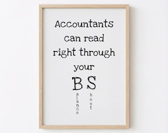 Könnte beinhalten: Ein gerahmter Kunstdruck mit schwarzem Text auf weißem Hintergrund, der lautet: Accountants can read right through your BS balance sheet. Die Buchstaben B und S sind groß und fett gedruckt, mit den Wörtern alance und heet darunter.