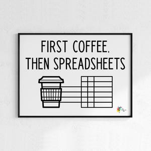 Può includere: Illustrazione in bianco e nero di una tazza di caffè e un foglio di calcolo con il testo "FIRST COFFEE, THEN SPREADSHEETS".
