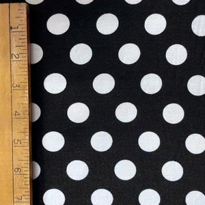 Imprimé pois assortis sur tissu rayonne et élasthanne (blanc/noir) | (Étirement dans 4 directions/par mètre)