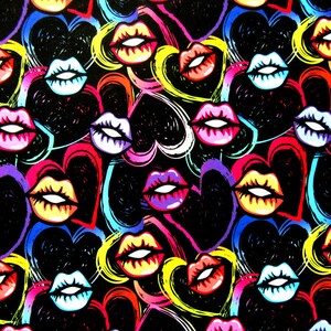 Hearts and Kisses-print op poly-spandexstof | (4-way stretch/op maat geknipt)
