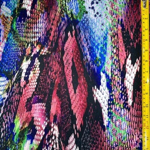 Imprimé peau de serpent multicolore sur tissu poly spandex | (Étirement dans 4 directions/par mètre)