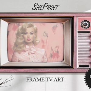 Puede incluir: Un marco de televisión de estilo vintage con un fondo rosa y una mujer con cabello rubio que lleva una blusa rosa. El texto "SHEPRINT" está en la parte superior del marco y "FRAME TV ART" en la parte inferior. El texto "DIGITAL FILE" está en una estrella negra.