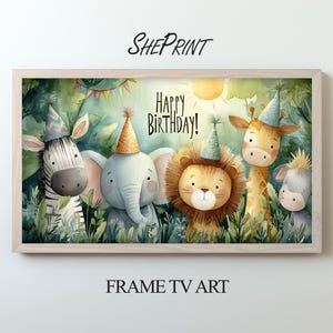 Puede incluir: Una impresión enmarcada con una ilustración en acuarela de una cebra, un elefante, un león, una jirafa y una vaca, todos con sombreros de fiesta. Las palabras "Happy Birthday!" se muestran encima de los animales. La impresión está en un marco de madera clara.