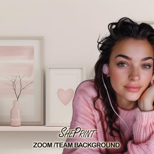 Puede incluir: Una mujer con un suéter rosa y auriculares, con una estantería en el fondo. La estantería contiene arte enmarcado, libros y un jarrón con una rama decorativa. El texto "SHEPRINT ZOOM / TEAM BACKGROUND" está en la parte inferior.