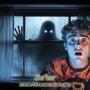 以下が含まれることがあります： 窓に現れた光る目をした影の姿に、ショックを受けた表情の若い人が見ています。画像の下部に「SHEPRINT ZOOM/TEAM BACKGROUND」というテキストがあります。
