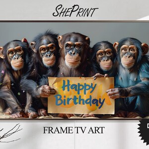 Pode incluir: Quatro chimpanzés segurando um cartaz que diz "Happy Birthday" em letras coloridas. Os chimpanzés estão sentados em uma superfície marrom e olhando para a câmera.