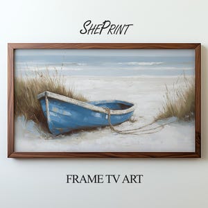 Könnte beinhalten: Ein gerahmter Druck einer Strandszene. Ein blaues Boot liegt am Strand, mit hohem Gras und dem Meer im Hintergrund. Der Rahmen hat eine dunkle Holzfarbe. Die Texte "SHEPRINT" und "FRAME TV ART" sind sichtbar.