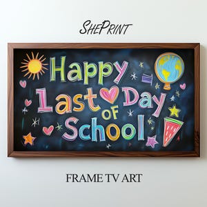 Pode incluir: Uma obra de arte emoldurada em estilo quadro-negro com o texto "Happy Last Day of School" em letras coloridas e divertidas. O design inclui um sol, corações, estrelas, um globo e uma fatia de melancia. A moldura é de madeira escura.