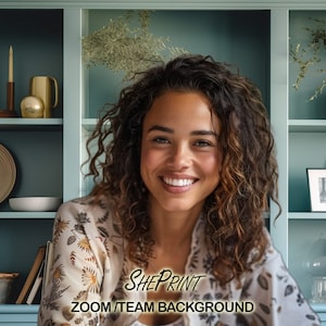 Könnte beinhalten: Eine Frau mit lockigem braunen Haar lächelt vor einem türkisfarbenen Bücherregal mit verschiedenen Dekorationsartikeln, darunter Kerzen, Teller und Bücher. Der Text "ShePrint ZOOM/TEAM BACKGROUND" ist am unteren Rand des Bildes sichtbar.