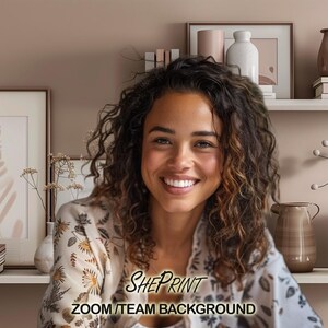 Peut inclure: Une femme aux cheveux bruns bouclés sourit à la caméra. Elle porte une chemise à motifs floraux. L'arrière-plan est un mur brun clair avec des étagères décorées de livres, de vases et d'œuvres d'art. Le texte "ShePrint ZOOM/TEAM BACKGROUND" est visible en bas de l'image.