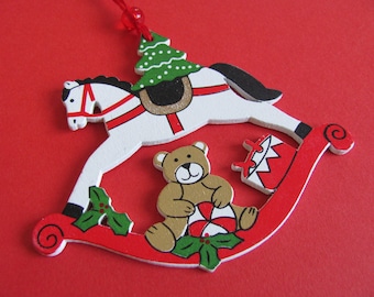 Décor de Noël en bois peint chantourné cheval à bascule à suspendre avec nounours ou renne