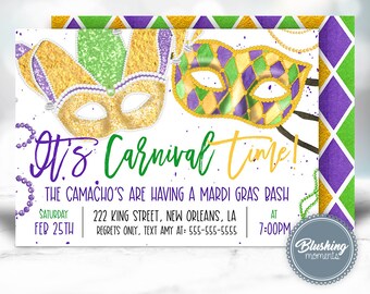 Op de afbeelding: Een uitnodiging voor een Mardi Gras-feest met twee kleurrijke maskers, kralen en de tekst "It's Carnival Time! The Camacho's are having a Mardi Gras Bash. Saturday Feb 25th. 222 King Street, New Orleans, LA. Regrets only, text Amy at: 555-555-5555. At 7:00PM. Blushing moments."