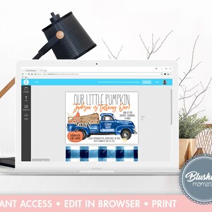 Op de afbeelding: Een blauwe en witte printbare uitnodiging voor een eerste verjaardag. De uitnodiging toont een blauwe pick-up truck met een pompoen op de laadbak. De tekst op de uitnodiging luidt "Our Little Pumpkin Jackson is turning One!"