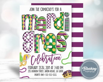 Könnte beinhalten: Eine Einladung zu einer Mardi Gras-Party mit einem Farbschema in Lila, Grün und Gold. Die Einladung enthält den Text "Join the Camacho's for a Mardi Gras Celebration" mit Datum und Uhrzeit am 25. Februar 2019 um 19:00 Uhr. Die Einladung enthält auch eine Adresse und eine Telefonnummer für Absagen.