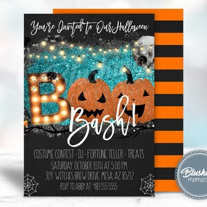 Puede incluir: Invitaci&oacute;n a una fiesta de Halloween con un fondo de purpurina turquesa y un borde a rayas negro y naranja. La invitaci&oacute;n presenta un gran letrero iluminado "BOO" con dos calabazas de jack-o'-lantern. El texto dice "You're Invited to Our Halloween Bash!" con detalles sobre la fiesta, incluida la fecha, la hora, la ubicaci&oacute;n y la informaci&oacute;n de RSVP.