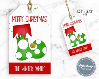 Puede incluir: Etiqueta de regalo de Navidad de calcetín verde y blanco con lunares, con un puño rojo y una campana dorada. La etiqueta dice "Feliz Navidad" y "La familia Winter". La etiqueta mide 5,7 cm por 9,5 cm.